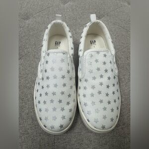 NWOT Gap slip on shoes girls silver star slip on sneakers little girl size 1